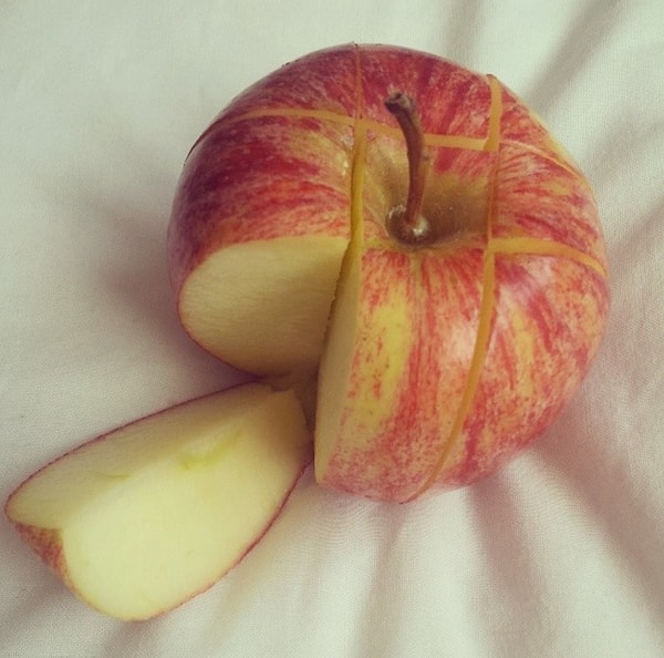 5. Хотите нарезать яблоко в дорогу? Сделайте это вот так: