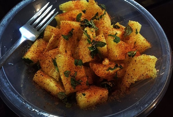 8. А вот ананас посыпьте перцем чили... Да-да, вы не ослышались!