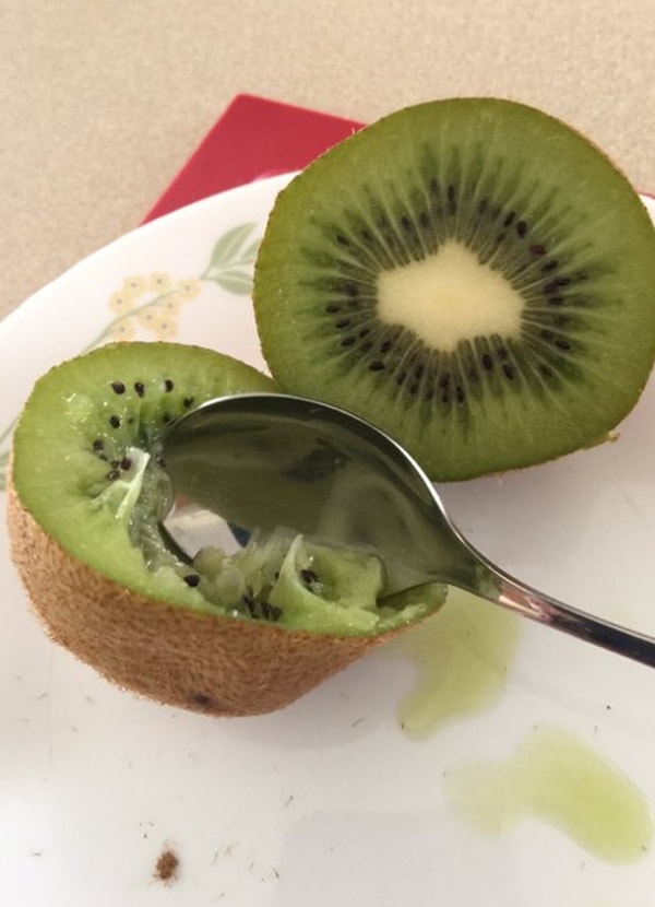 12. Киви можно съесть при помощи ложки: