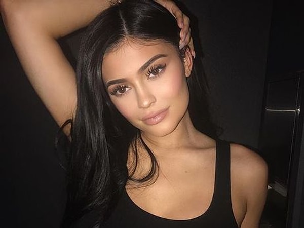 2. В одном из итервью девушка призналась, что не помнит такого времени, когда она не была под светом софитов: шоу "Семейство Кардашян" началось, когда девочке было всего 9 лет