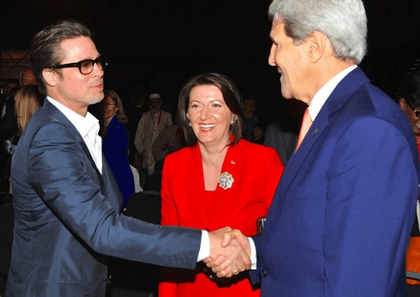 2. Чтобы казаться более сильным и властным, во время рукопожатия стойте слева