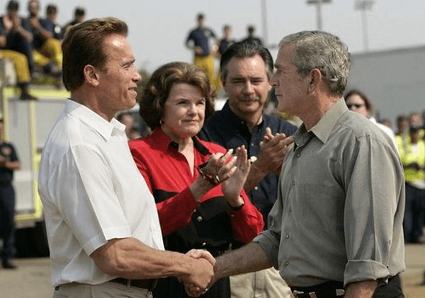 Стоя слева, вам гораздо легче сделать так, чтобы ваша рука в рукопожатии оказалась сверху. То есть вы будете как бы контролировать рукопожатие.