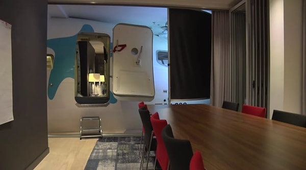 2. В этом отеле в Амстердаме есть комната со встроенным симулятором полётов на Boeing 737.