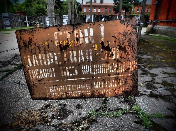 10. В Латвии вы можете переночевать в... русской тюрьме. Здесь у вас заберут вещи, накормят тюремной едой и обязательно предоставят возможность поспать на железной кровати.