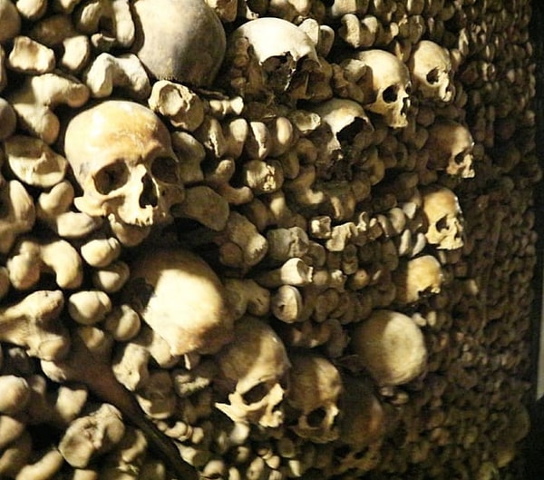 13. Ну, и, конечно же, вы можете переночевать в знаменитых парижских катакомбах наедине с примерно 6 млн черепов.