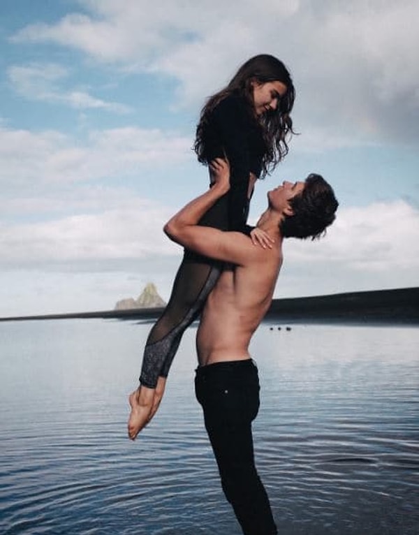 3. Общественность уже давно заметила, что американский актёр Энсел Эльгорт любит писать приятности о своей девушке Виолетте Комышан в соцсетях