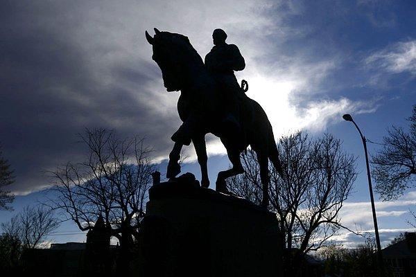 Olaylar neden ve nasıl başladı? Amerikan İç Savaşı sırasında Konfederasyon ordusunun komutanı olan General Robert E. Lee'nin Charlottesville'deki heykelinin kaldırılması planı bir kesimi rahatsız etti.