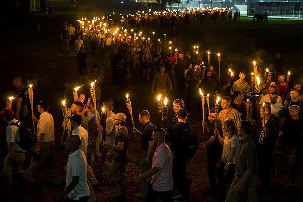 Cuma gecesi Ku Klux Klan örgütünü anımsatacak biçimde meşaleler taşıyan protestocular, Virginia Üniversitesine yürüdüler.
