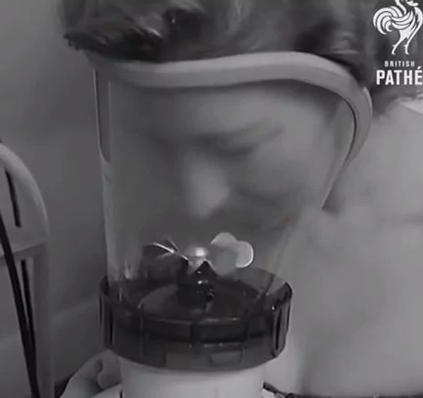 10. Паровые процедуры для лица всё ещё пользуются популярностью, но вряд ли сегодня мы осмелимся настолько приблизить лицо к вращающемуся лезвию.