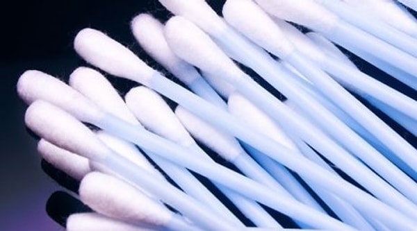 Тут вам на помощь придут ватные палочки и средство для снятия макияжа (или кокосовое масло).