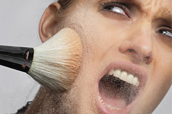 Просто растушуйте излишки с помощью пудры или бьюти-блендера с остатками тональной основы.