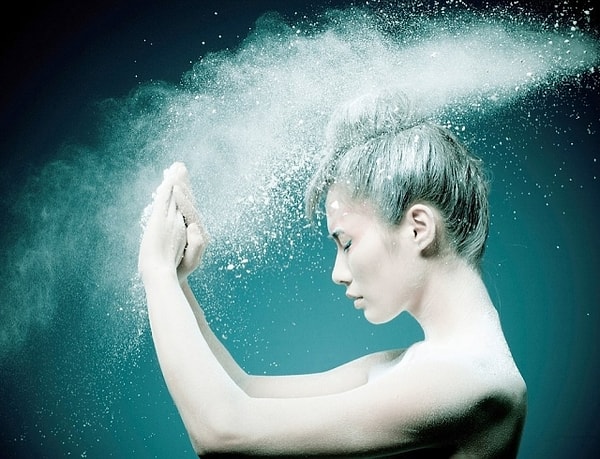 Вам на помощь придёт сухой шампунь. Если у вас ещё нет такого, обязательно приобретите!