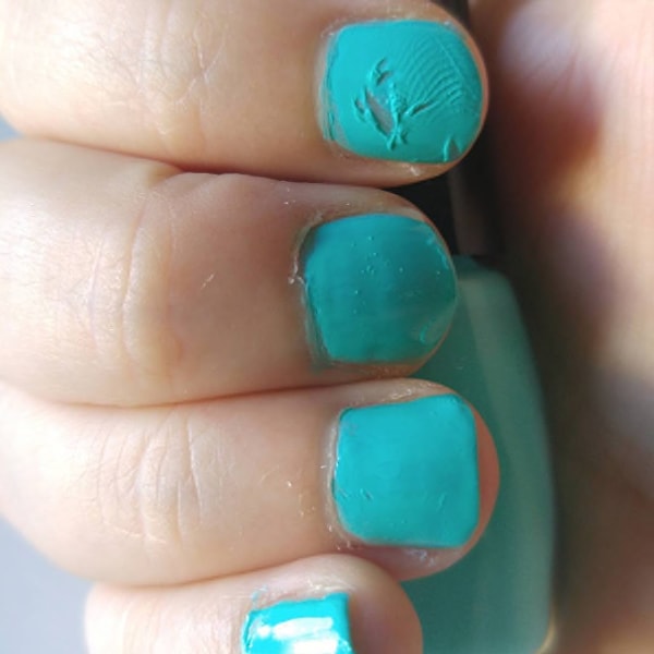 10. Не дали лаку на ногтях хорошенько высохнуть?