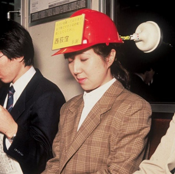 8. Если вы часто засыпаете в метро, эта каска может быть тем, что вам нужно. Мало того, что вы сможете выспаться, так еще и не упадете на сидящего рядом!