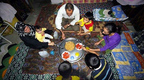 📌 Dört kişilik bir ailenin sağlıklı, dengeli ve yeterli beslenebilmesi için yapması gereken aylık gıda harcaması tutarı, yani açlık sınırı 1.943 lira,