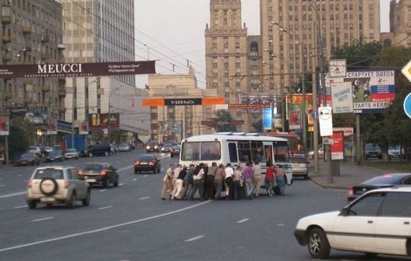 4. Когда не ты едешь на автобусе, а автобус на тебе