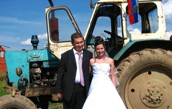 10. А на вашей свадьбе был трактор? Нет? Фииии...