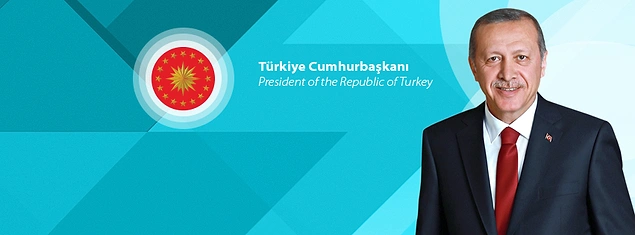 Aynı yıl yakın dönemde paylaşılan diğer fotoğrafta ise Türkçe açıklama kısmından 'cumhuriyet' kelimesi kaldırılmıştı.