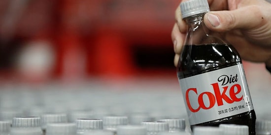 Стюардессы вас возненавидят или почему лучше не пить диетическую колу в самолете?