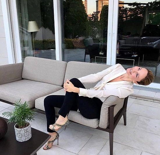 Tescilli Güzel Demet Şener'in Fotoğraflarda Dik Duramaması Sorunsalı