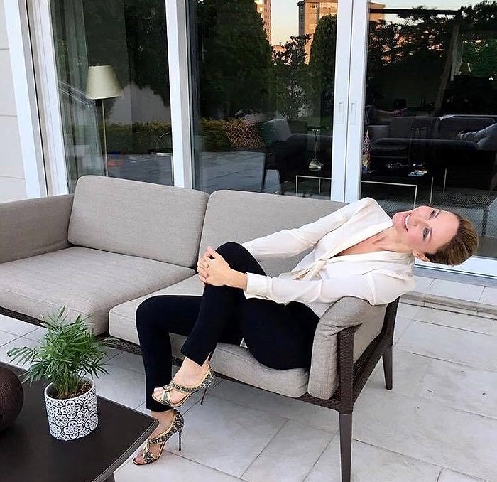 Tescilli Güzel Demet Şener'in Fotoğraflarda Dik Duramaması Sorunsalı