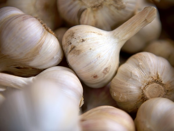 7. Вы добавляете чеснок в сковороду самым первым