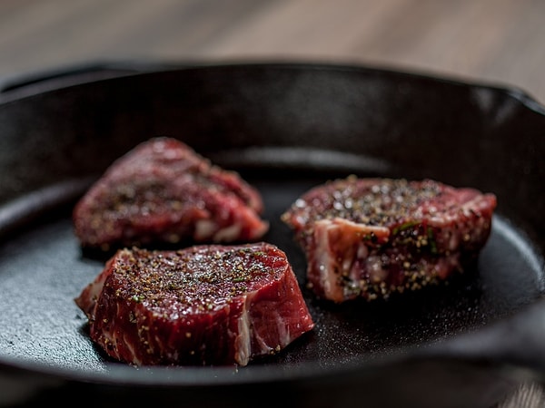 10. Вы слишком часто переворачиваете еду на сковороде