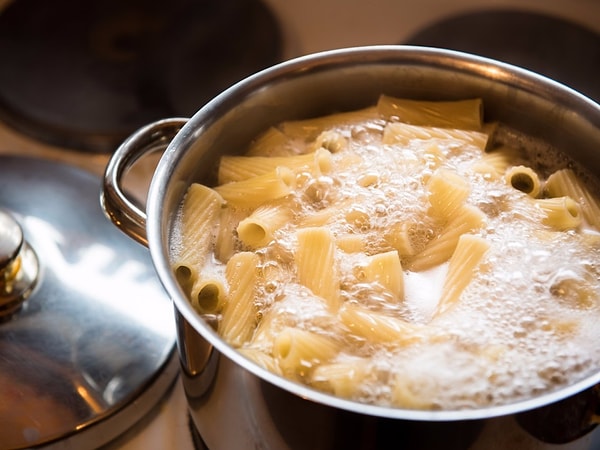 11. Блюда бурлят, когда должны кипеть на медленном огне