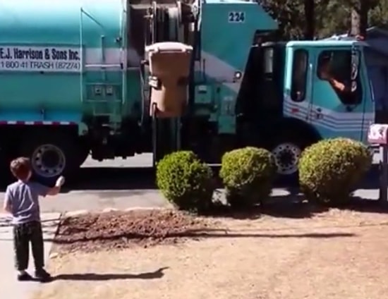 Evinin Önüne Gelen Çöp Kamyonunu Aşırı Seven Çocuğa Temizlik Görevlisinden Muhteşem Hediye