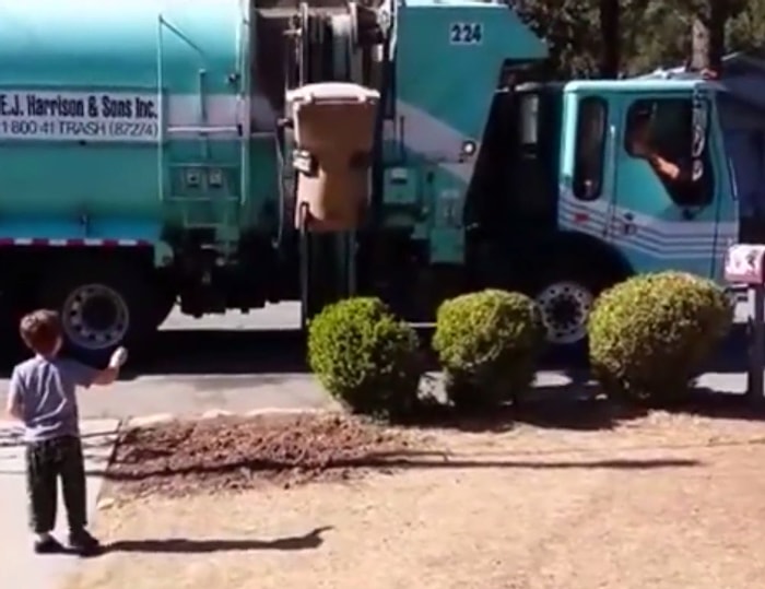 Evinin Önüne Gelen Çöp Kamyonunu Aşırı Seven Çocuğa Temizlik Görevlisinden Muhteşem Hediye