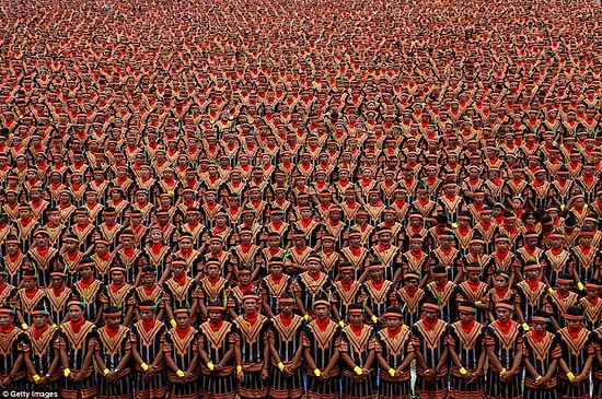 Ülkenin Dört Bir Yanından Gelen Katılımcılarla Endonezya'da 10.000 Kişiyle Saman Dansı Rekoru Kırıldı