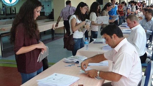 3. Yaşam sevinci elektrikli süpürgeyle vakumlanmış öğrenci işleri memuru