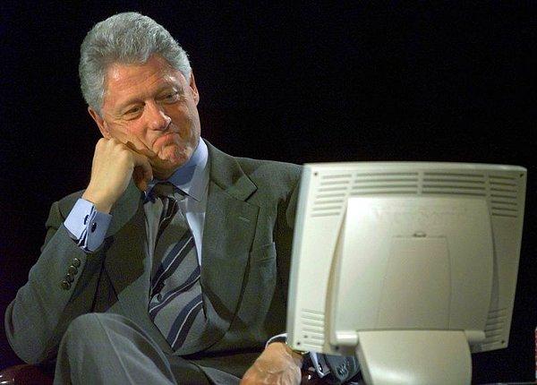 11. Bill Clinton başkanlığı boyunca sadece 2 e-mail gönderdi.