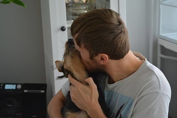 5. Хоть ветеринар и предлагал усыпить щенка, супруги решили дать собаке шанс на нормальную жизнь и взяли ее домой