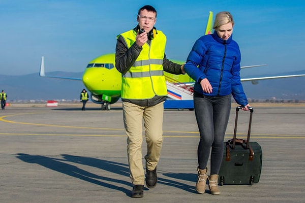 11. "Если пьяный пассажир держит себя в руках, все хорошо. Но если он начинает раздражать окружающих..."