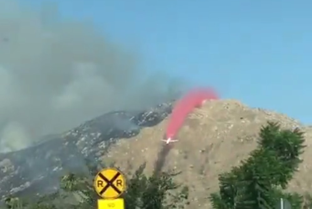 Alev Alan Dağın Yamacına Yangın Geciktiriciyi Büyük Bir Ustalıkla Serpiştiren Pilot