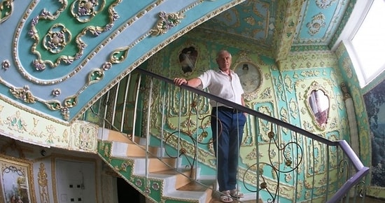 Украинский пенсионер превратил свой подъезд в дворец в стиле 19 в.