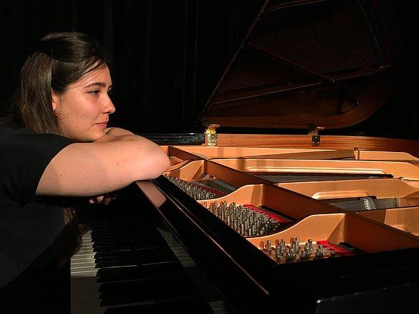 Bursa Akademix Güzel Sanatlar Merkezi piyano öğretmenlerinden Elena Çekiç’in koçluğunda yarışmaya hazırlanan İstanbul Üniversitesi Devlet Konservatuarı 12’nci sınıfı öğrencisi.