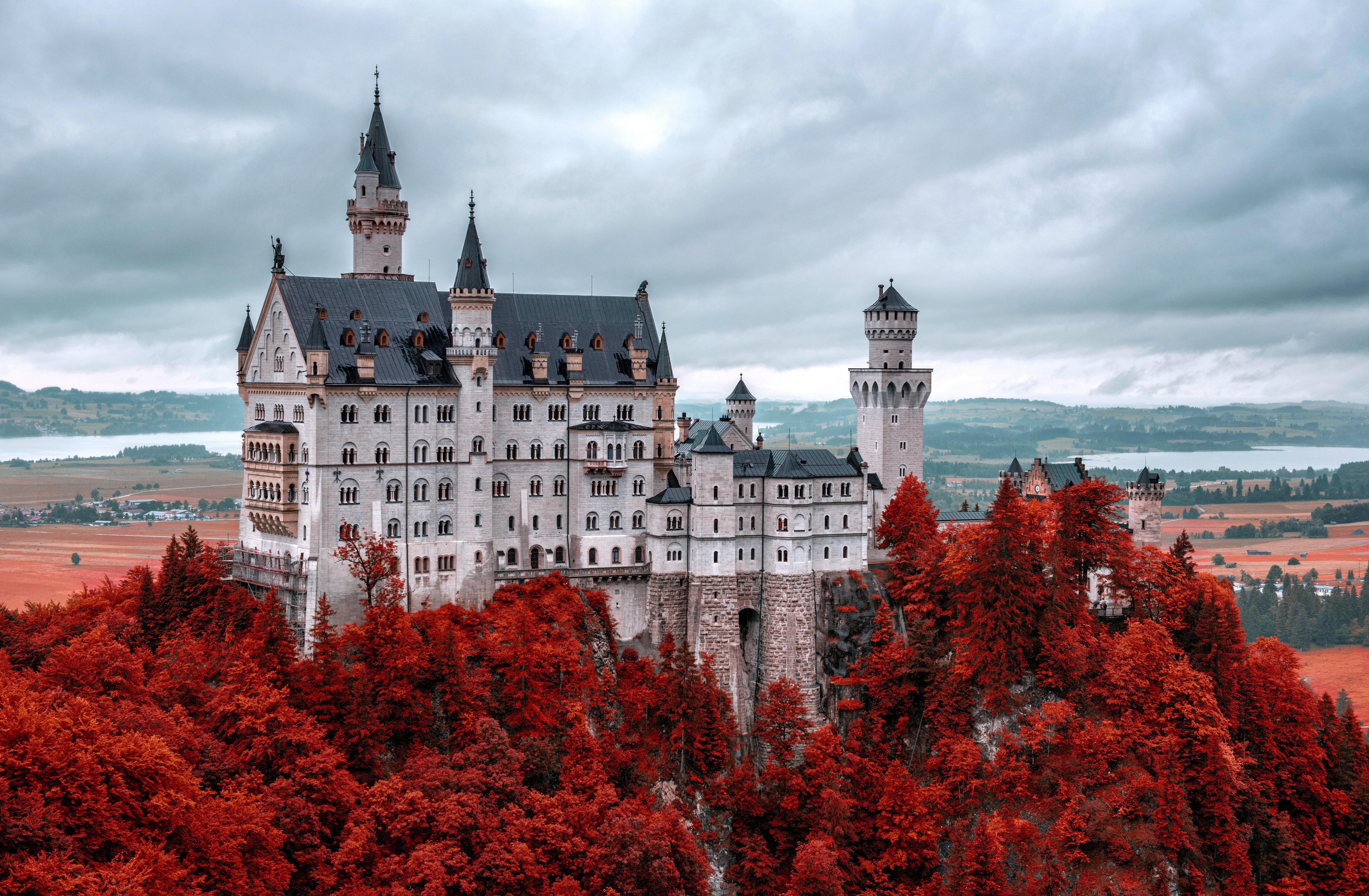 Германии купить в минске. Нойшванштайн Бавария. Замок Нойшванштайн (Баварские Альпы). Замок в Мюнхене. Лебединый замок Нойшванштайн.