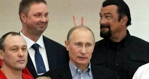 6. «Стивен Сигал ставит «рожки» Владимиру Путину»