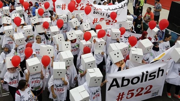 ABAAD adlı sivil toplum kuruluşu ‘kadın onurunun zaferi’ dedi ve ekledi: “Artık tecavüz, şiddet ve zorla cinsel birliktelik gibi suçlara rağmen cezadan sıyrılmak mümkün olmayacak”