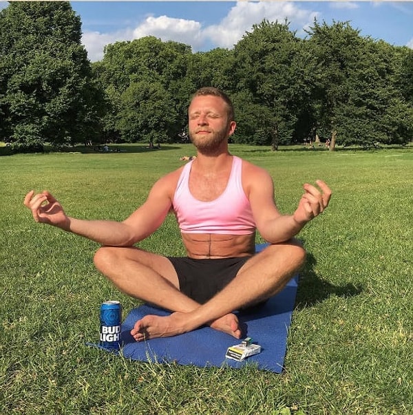 2. Ему в голову пришла замечательная идея, и теперь он завел собственную страничку в Instagram, где иронизирует над «фитоняшками» и пародирует свою жену и вообще всех любителей фитнеса и здорового питания