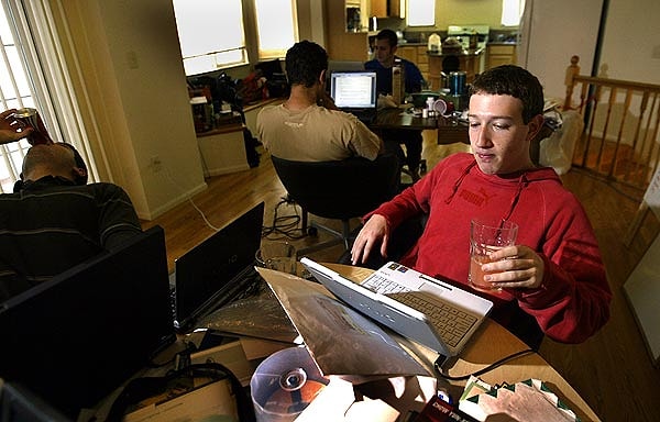 5. Mark Zuckerberg, Facebook’u henüz kurduğu 2004’te kendisine sorulan “4000 tane insanın sana email’ini vermesini nasıl sağladın?” sorusuna “Verdiler. Neden bilmiyorum. Sanırım bana güvendiler. Geri zekalılar.” şeklinde yanıtlamış.