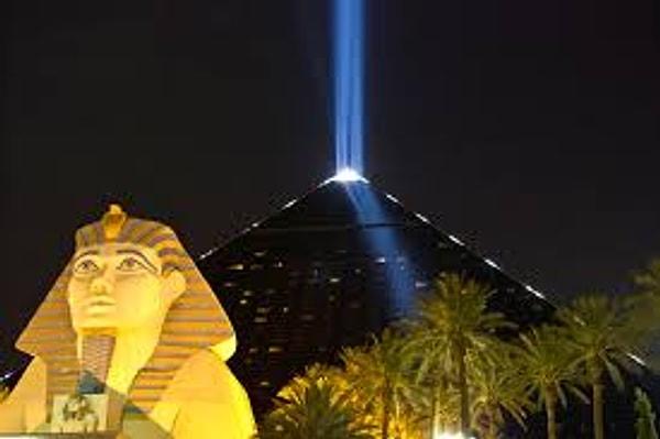 8. Las Vegas’daki Luxor otelinin tepesinden yükselen büyük ışık o kadar çok böceği kendine çekiyormuş ki, otelin bulunduğu bölgede güveler, yarasalar ve baykuşlardan oluşan yeni bir ekosistem oluşturmuş.