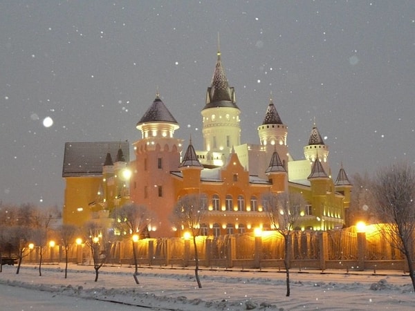 6. Вот как садик выглядит зимой. Волшебно, не правда ли?