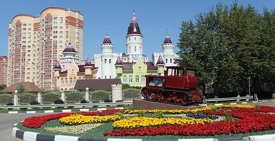 Владелец бывшего колхоза строит социализм в своем городке