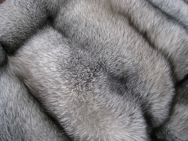 2. Вам нравится прикасаться к...