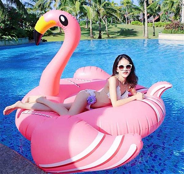 "Benim olacak flamingo, binicem üstüne vurucam sırtına kırbacı" pozu