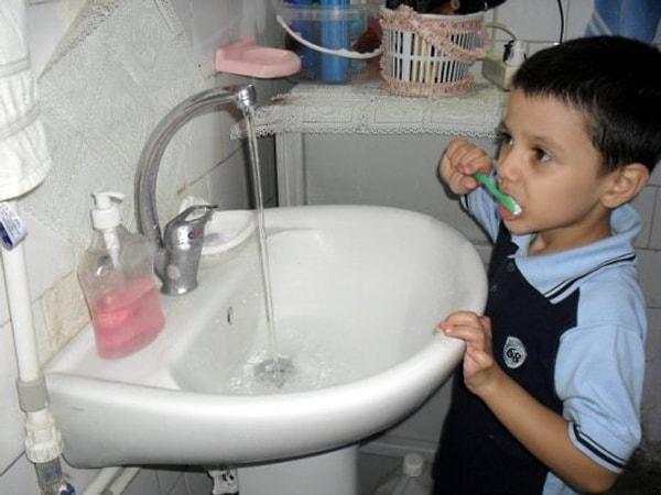 7. Dişlerimizi fırçalayacağımız zaman ya da banyoda yıkanırken, boşu boşuna suyu akıtmamamız gerektiğini ezberledik.
