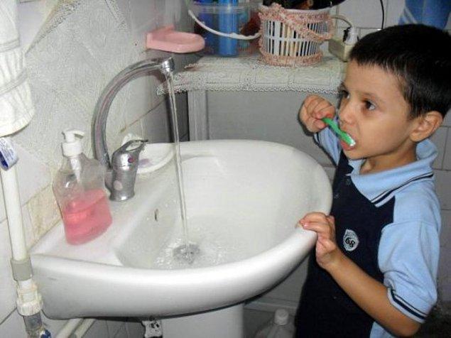 6. Dişlerimizi fırçalayacağımız zaman ya da banyoda yıkanırken, boşu boşuna suyu akıtmamamız gerektiğini ezberledik.